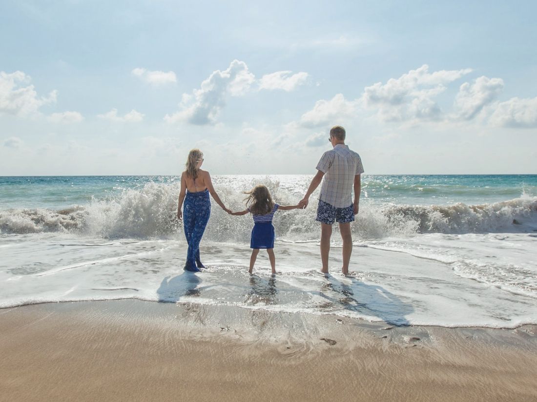Familie am Meer, Hand in Hand